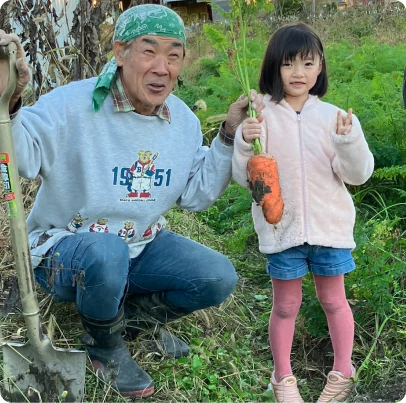 畑で収穫を楽しむ親子
